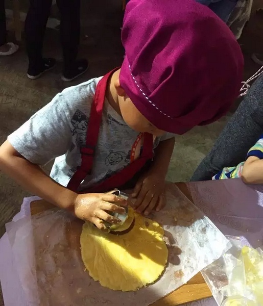 在爸爸媽媽的陪同下，親手制作餅干