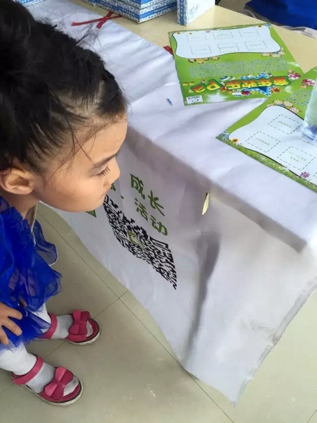 一只蝴蝶飛到小蝸牛的旗子上，小朋友看得入神啦~