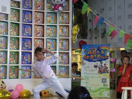 “梨園春”明星小擂主李宗書演唱豫劇《朝陽溝》選段，還表演了自己的拿手好戲——猴戲