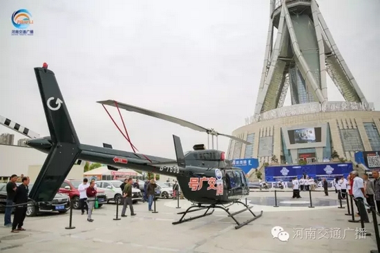 張貼著愛心助考車貼的“交廣號”直升機也同時起飛，共同開啟了今年的愛心助考之旅。