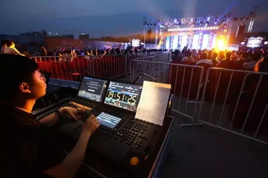 嚴謹?shù)囊繇懤蠋?，晚會的效果全在他的控制之?nèi)。