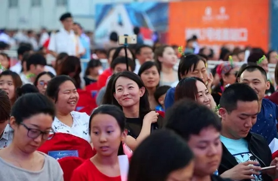 正是你們的笑容，才讓我們有了繼續(xù)前行的動力，哪怕風雨兼程。