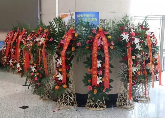 “月陽工作室”團隊成員、戲曲志愿者及社會各界送來的祝?；ɑ@