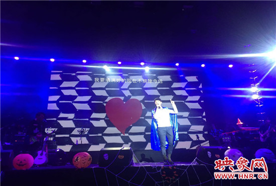 嚴爵及相信音樂旗下其他藝人賣力演出。