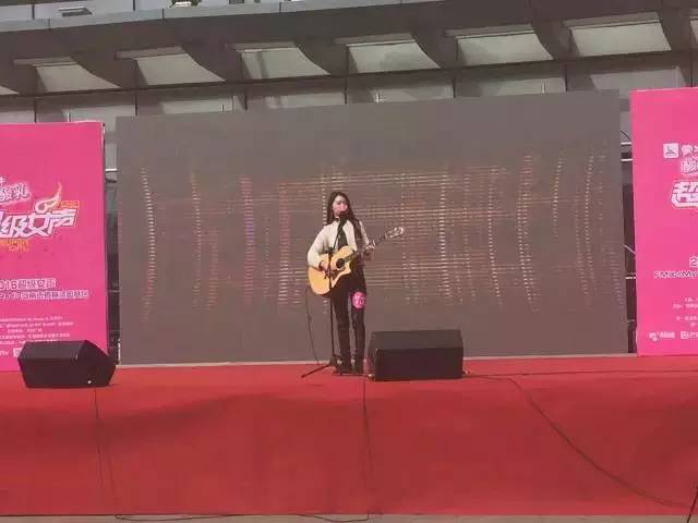 第一位自彈自唱的女生，魅力無法阻擋！