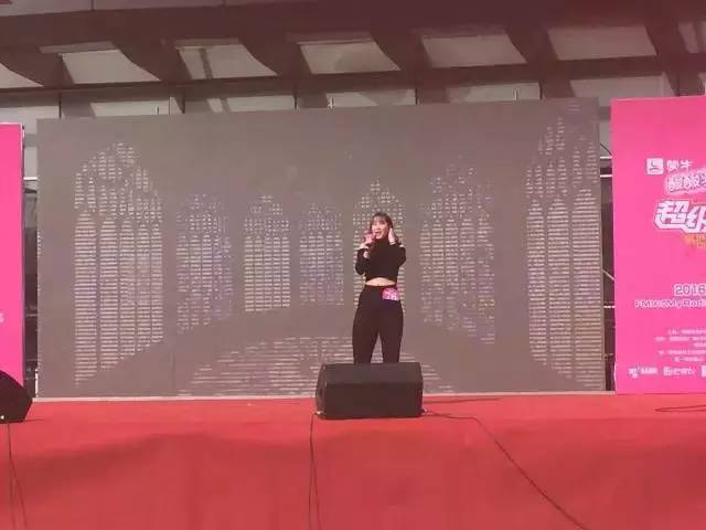 這pose一看就是在飆高音，猜猜看她唱的是哪首歌？