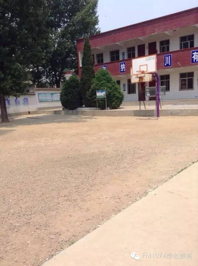 學(xué)校面積不大，只有一棟教學(xué)樓。