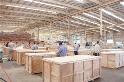 工作人員檢查準(zhǔn)備運往伊朗的海馬S5成套散件 工作人員檢查準(zhǔn)備運往伊朗的海馬S5成套散件