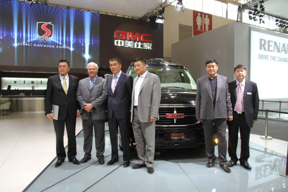 北京國(guó)際車展上，全新GMC S系列頂級(jí)商務(wù)車在亞太區(qū)首發(fā)。圖為企業(yè)領(lǐng)導(dǎo)與新車合影。