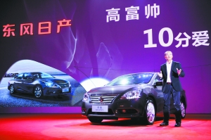 東風日產(chǎn)市場銷售總部副總部長楊嵩正在講解新一代軒逸的產(chǎn)品特點