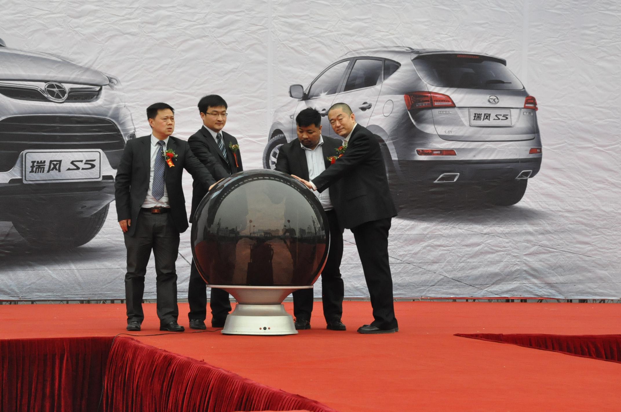 廠家和經(jīng)銷商領導共同為新車揭幕 廠家和經(jīng)銷商領導共同為新車揭幕