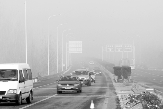 最近能見度不佳的天氣，給駕車上高速的車主提出了更多的要求