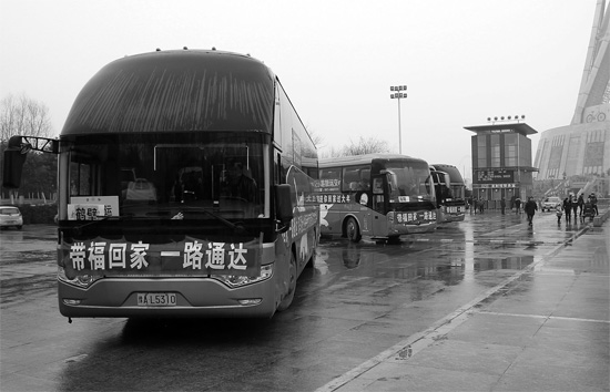 昨天上午10點(diǎn)，17輛愛心大巴從中原福塔廣場發(fā)車