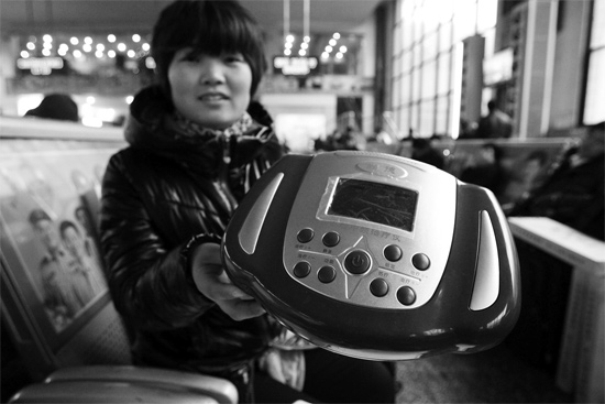 火車站候車室，李女士向記者展示她準備孝敬父母的按摩儀