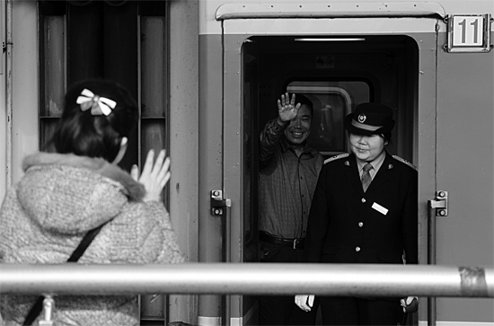 揮手向親人告別，并祝福一路平安