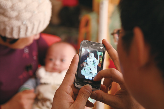 拍幾張照片，帶回去給孩子的爺爺奶奶看