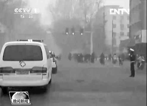 正值上下班高峰，交警調(diào)信號燈分流車輛