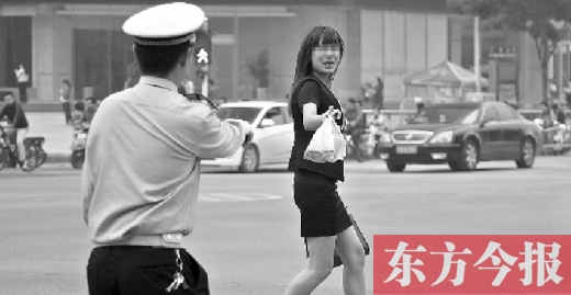 一名女子闖紅燈，并且躲避交警的處罰