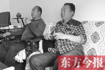 吳四輩和張年學(xué)在家聊天，談?wù)撋稌r候能去上班