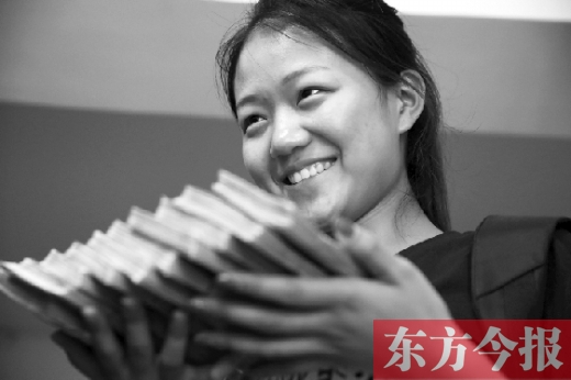 昨天，大一女生周文靜把10萬元現(xiàn)金還給了失主