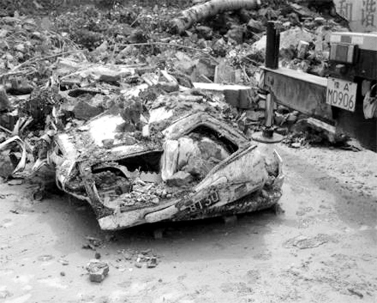 7月2日，新密市區(qū)，暴雨沖倒圍墻，一輛汽車被砸成“鐵餅”