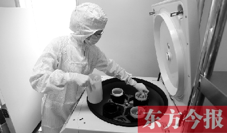 鄭州一專門儲(chǔ)存臍帶血的機(jī)構(gòu)，專業(yè)人員正在把臍帶血存放在儲(chǔ)藏箱里