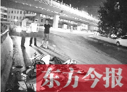 昨日凌晨3時(shí)，鄭州市區(qū)河醫(yī)立交橋下，交警在勘察現(xiàn)場(chǎng)