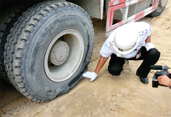 8月3日，棉紡路與六廠前街交叉口附近一輛水泥罐車突然爆胎，路邊一輛電動(dòng)車被沖擊波震翻報(bào)廢