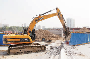 南陽路、北環(huán)快速路立交橋?qū)⑦M行封閉施工，圖為工人正在拆除隔離欄