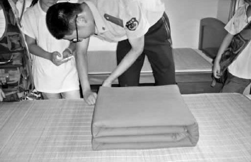 鄭州市某武警駐地，武警官兵現(xiàn)場表演疊被子