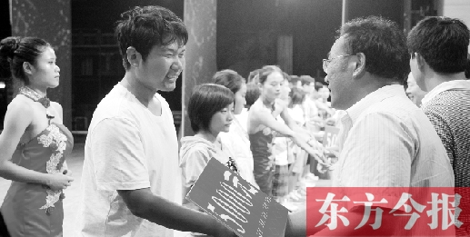 8月25日，河南電視臺8號演播廳，寒門學子每人拿到了5000元助學金