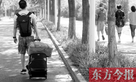 滿載著家人的希望，沿著學(xué)校的路標(biāo)，鄭州大學(xué)新生入學(xué)了，一位新生自己帶著行李來報(bào)到