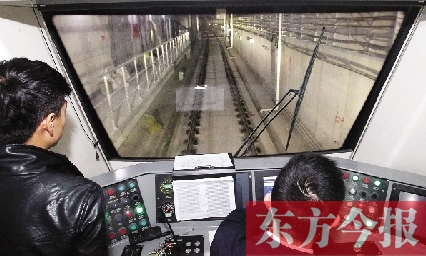 為了地鐵一號(hào)線在年底按期投入試運(yùn)營(yíng)，大家正在緊張調(diào)試