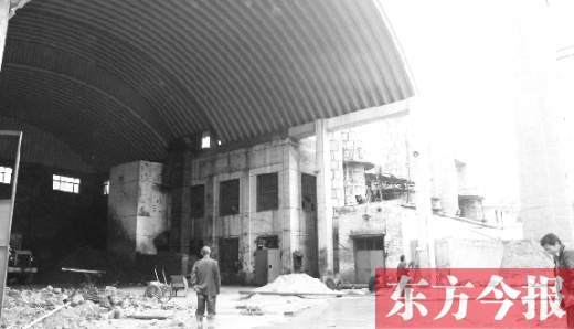黃委會(huì)燃煤鍋爐房里幾臺(tái)機(jī)器正“整裝待發(fā)”，大煙囪拆除難