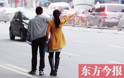 昨日下午5時(shí)30分，鄭州市花園路口公交站，一對青年正焦急等車