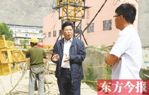 新鄉(xiāng)市援疆前方指揮部指揮長、伊吾縣委副書記鄭援越（中）深入一線調(diào)研