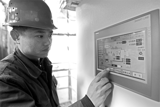 宗希明在“政七街煤改氣項目” 工程工地。高科技完全取代了老式燃煤鍋爐笨重、復(fù)雜的管理和控制