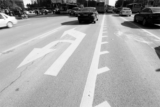 昨日，鄭州市金水路未來路口的“魚刺”車道，好多司機(jī)不知道咋走