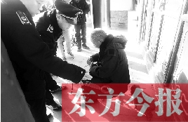 昨日，鄭州市管城區(qū)執(zhí)法局對轄區(qū)一只狗狗檢查是否辦過證 東方今報首席記者 劉棟杰 攝