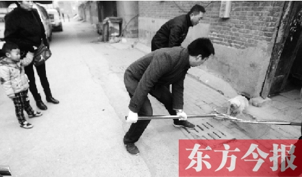 12月3日，鄭州市隴海路。執(zhí)法人員對一只“辦了證卻不系繩”的狗進(jìn)行捕捉