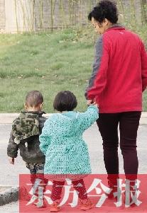 男孩兒姓“鄭”，女孩兒姓“周”（取“州”諧音），即“鄭州”之意，這一取名法得到了認(rèn)可