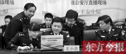 省公安廳廳長王小洪（中）和微博網(wǎng)友在進行交談，發(fā)現(xiàn)問題現(xiàn)場馬上解決