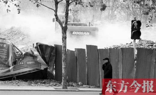 昨日，鄭州市未來路與緯四路交叉口一工地施工不除塵，加重了空氣污染