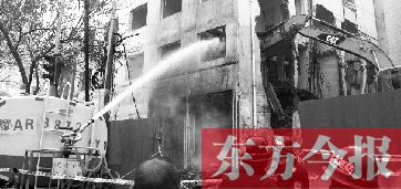 昨天早上8點(diǎn)半，鄭州市農(nóng)業(yè)路一拆遷工地，用兩臺噴水車噴水除塵，有效地阻止了施工揚(yáng)塵