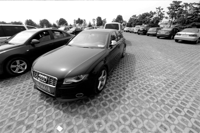 3月30日，掛有AZG(安徽政府公務(wù)的拼音縮寫(xiě)）通行證的車(chē)輛停放在合肥市小蜀山公墓停車(chē)場(chǎng)內(nèi)。