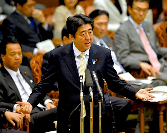 23日，安倍在參議院預(yù)算委員會發(fā)表講話。
