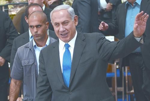 經(jīng)以總理內(nèi)塔尼亞胡主持的內(nèi)閣秘密會議決定，以空軍接連對敘利亞多處目標實施空襲。圖為內(nèi)塔尼亞胡5日出席內(nèi)閣會議。