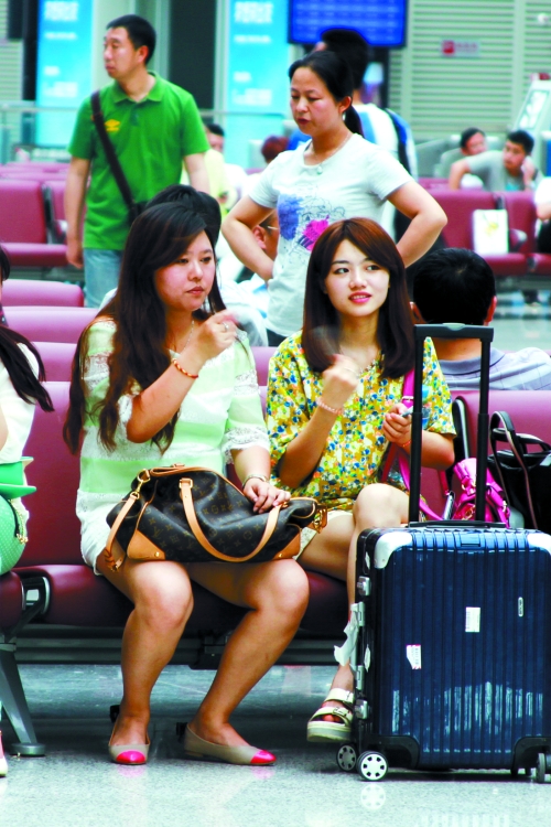 實在太熱，有個美女拿身份證當扇子用