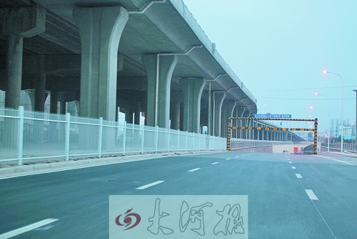 下穿隧道限高3米，不影響公交車通行。