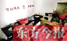 廁所進(jìn)門中廳，擺放著灶臺(tái)、餐桌、床鋪等，乍一看像個(gè)客廳